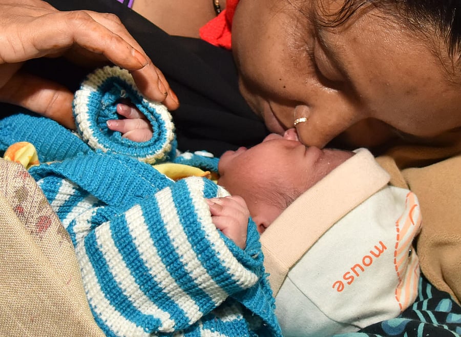 A mother with her newborn girl baby on the occasion of Daughters Day at BBMP hospital near Town hall in Bengaluru. DH Photo/Janardhan B K
