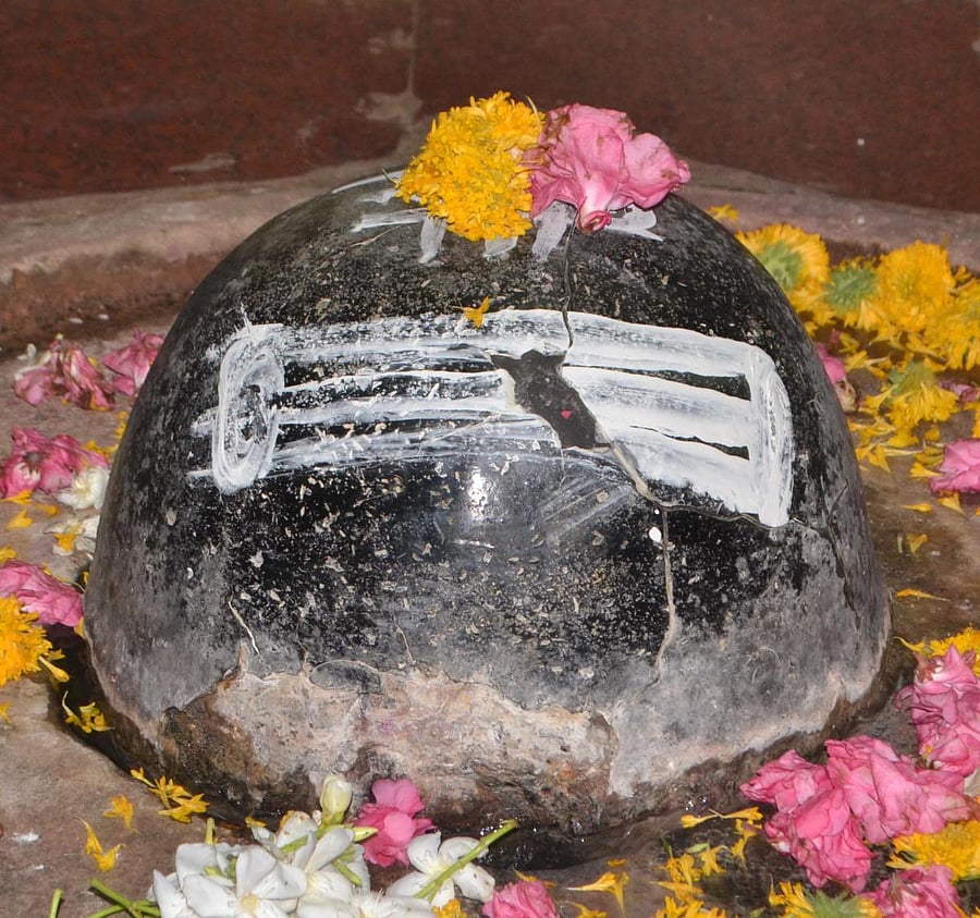 Visible cracks on Ishta Linga at Aikya Mantap in Kudalasangama. DH PHOTO