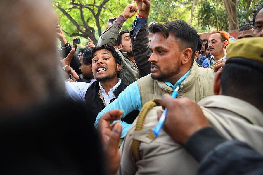 Indian protesters try to push their way through policemen guarding an injured man who had been attacked after a mob believed he was a Kashmiri who had shouted pro-Pakistan slogans, in New Delhi on February 17, 2019. (AFP File Photo)