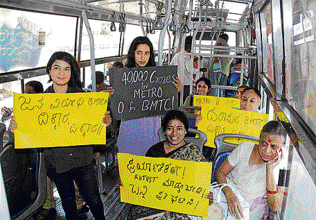 Members of Bangalore Bus Prayaanikara Vedike stage a protest against the recent hike in BMTC fares, at Shanthinagar bus stand on Tuesday. dh photo