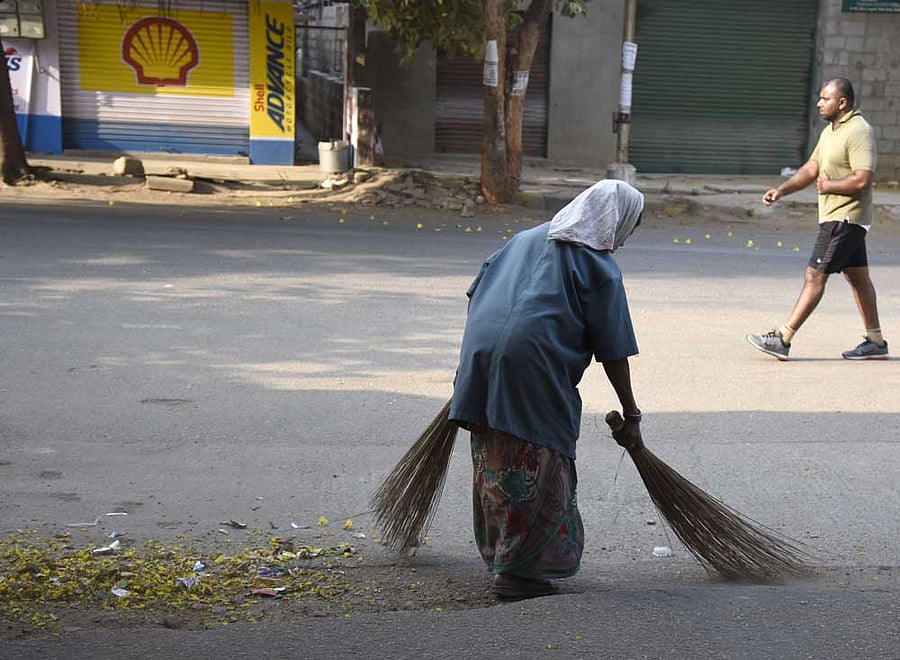 The civic body's micro plan specifies that one worker would be deputed for every 550 metres for minor and intermediary roads and 350 metres at major roads. It didn't clarify on precisely how many pourakarmikas will be needed. DH file photo
