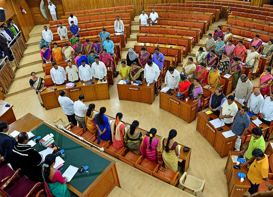 Helipads, bungalows for the mayor and the commissioner, tabs for all 198 corporators, 400 WiFi zones, bus stands where only Kannada is used and a wooden skywalk are some of the major programmes announced in the Bruhat Bengaluru Mahangara Palike (BBMP) budget 2018-19 on Wednesday. DH file photo