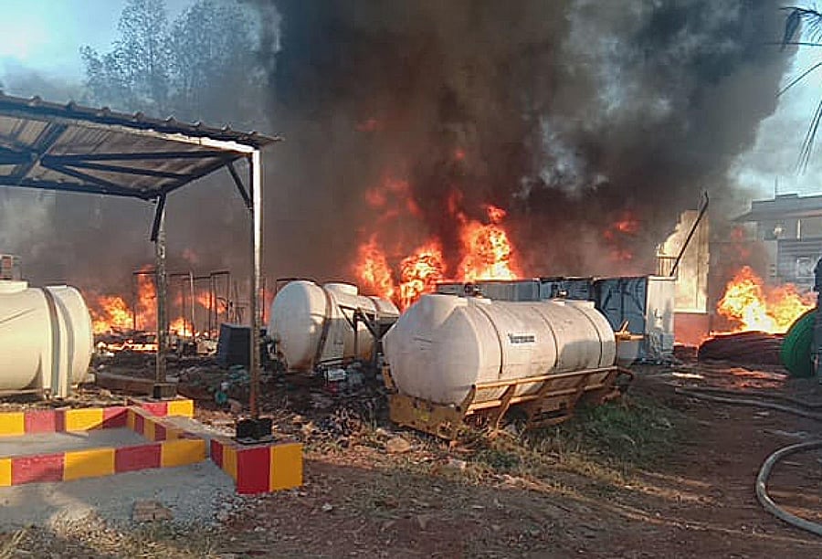 Major fire broke out at the Relience Geo Infotech tower sight at Madanayakanahalli on NH-4 near Aloor in Bengaluru on Thursday. (DH Photo)