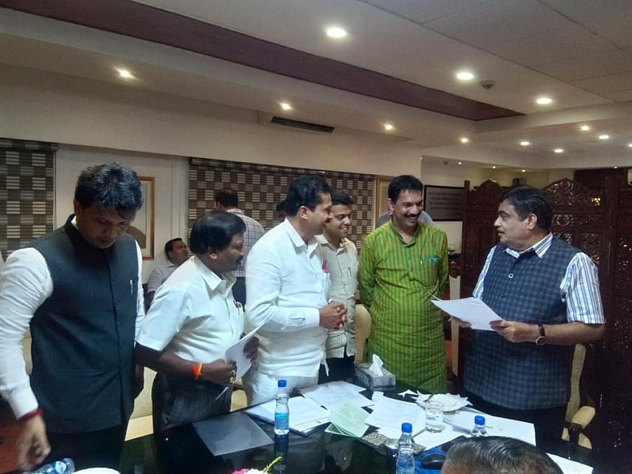 Dakshina Kannada MP Nalin Kateel, along with MLAs, meet Road Transport and Highways Minister Nitin Gadkari in New Delhi on Monday. (Photo by Special Arrangement)