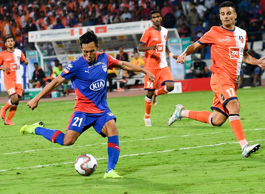 CLINICAL Bengaluru FC’s Udanta Singh scores his side’s second goal against FC Goa at the Sree Kanteerava stadium on Thursday. DH PHOTO/BH SHIVAKUMAR