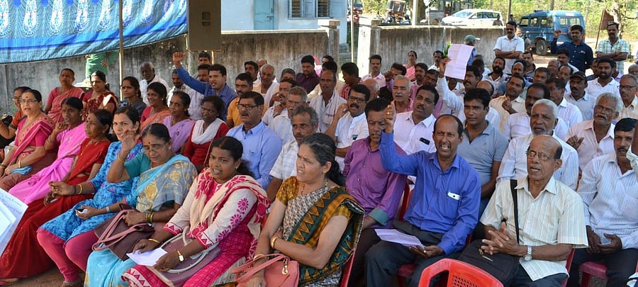 Farmers stage a protest near Baje reservoir in Udupi on Friday.