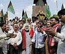 Revolutionary Poet and Telengana Praja Front Founder B.Gaddar along with Party workers shout slogans at Telengana Memorial Gun Park demanding introduction of Telengana Bill in parliament, in Hyderabad on Sunday. PTI