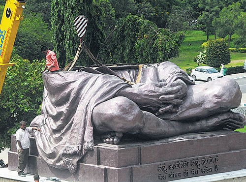 Work on installing theworld's tallest statue of Mahatma Gandhi in sitting posture, between Vikasa Soudha and Vidhana Soudha, is in progress. DH PHOTO