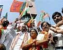 Andhra Pradesh BJP president Bandaru Dattatreya, along with party workers protesting to demand separate Telangana state, at Gun Park near AP Legislative Assembly in Hyderabad on Sunday. PTI