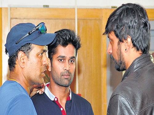 unique gathering: Former India all-arounder Sunil Joshi (left), Karnataka skipper Vinay Kumar (centre) and cine star Sudeep interact during the launch of Karnataka Premier League IV in Bengaluru on Thursday. DH PHOTO