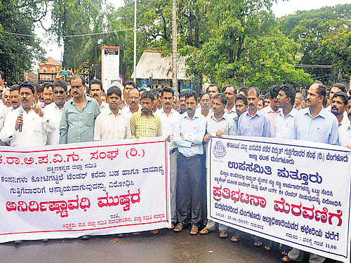 Karnataka State Licensed Electrical Contractors Association members staging a protest seeking fulfilment of their demands, in front of the DC office in Mangaluru on Thursday. DH photo
