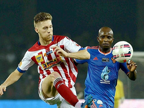FC Goa striker M O Dudu and Atletico de Kolkata defender Jose Luis Arroyo during ISL Match in Kolkata on Sunday.PTI Photo