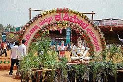 The statue of Shiva and farmer displayed at the venue of Krishi Mela is attracting the visitors in Kadur.  dh photo
