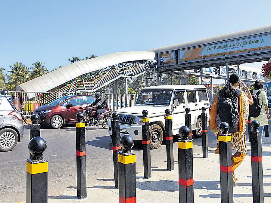 The new skywalk at Embassy Manyata Business Park that was opened for public at Nagawara ring road on Tuesday. Photo/ B H Shivakumar