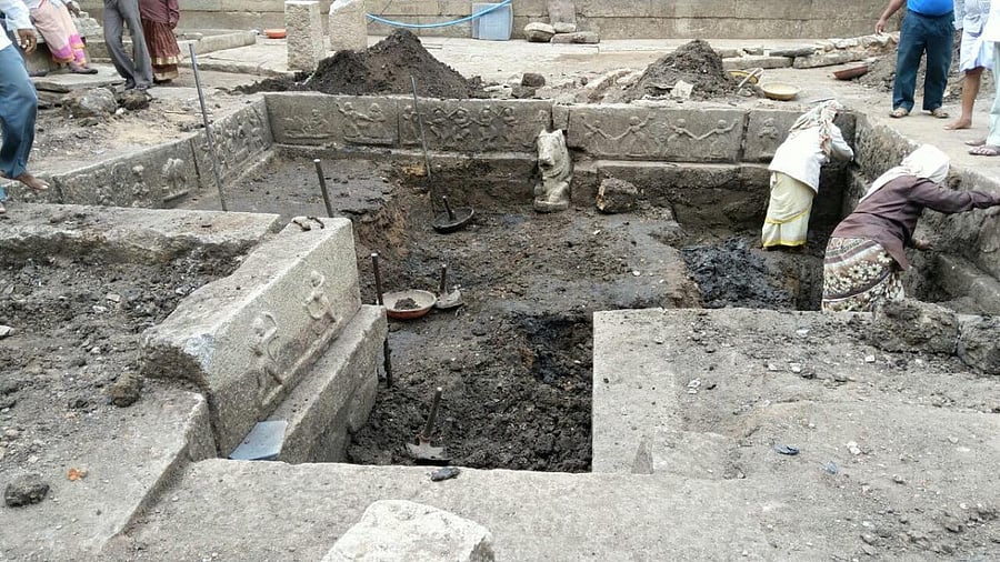 The temple tank which was excavated at Hampi on Sunday. DH PHOTO