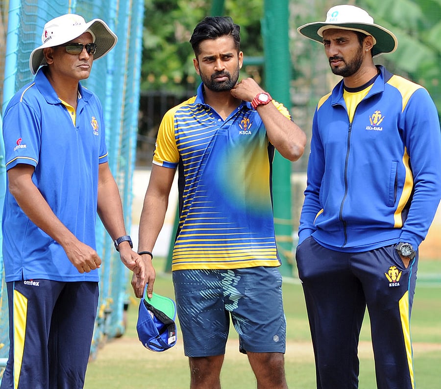Karnataka cricket team captain R Vinay Kumar in chat with team goach Yeregud and bowling coach S Aravind during nets practice session at Chinnaswamy stadium in Bengaluru on Tuesday. Photo Srikanta Sharma R.