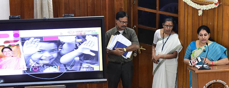 The BBMP’s Roshini project co-oridnator and coporator Lalita Kumar Rathod talks about the project in the Council meeting on Thursday. DH PHOTO/ CHANDRAHAS KOTEKAR