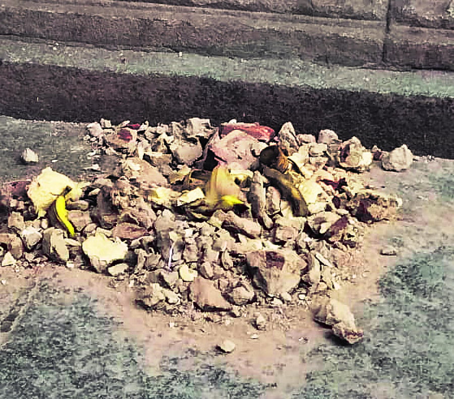 The arch over the Sabha Mantapa of Virupaksha Temple in Hampi came crashing down on Sunday. DH PHOTO