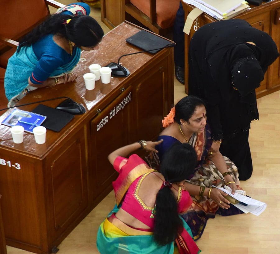 Corporator Manjula Narayanaswamy stages a protest in front of the mayor, claiming she was not allowed to speak in the council. DH PHOTO/CHANDRAHASA KOTEKAR