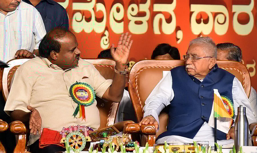 Chief Minister H D Kumaraswamy and writer Chandrashekhar Kambar at the Kannada Sahitya Sammelana in Dharwad on Friday. (DH photo/Tajuddin Azad)