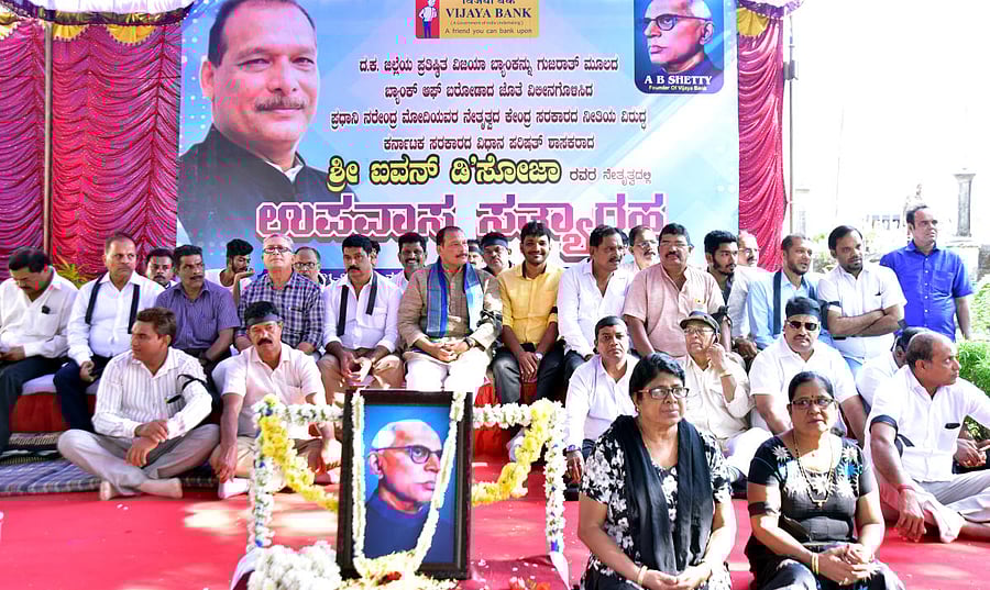 MLC Ivan D’Souza stages a hunger strike in front of the Gandhi statue near Town Hall in Mangaluru on Tuesday.