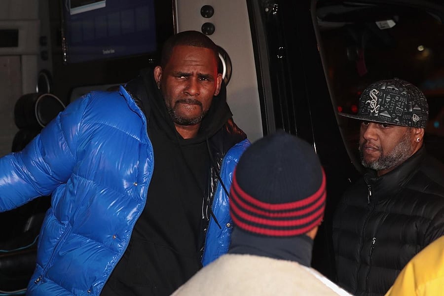 CHICAGO, ILLINOIS - FEBRUARY 22: R&B singer R. Kelly arrives at the 1st District-Central police station on February 22, 2019 in Chicago, Illinois. Cook County State's Attorney Kim Foxx announced today that Kelly has been charged with 10 counts of aggr