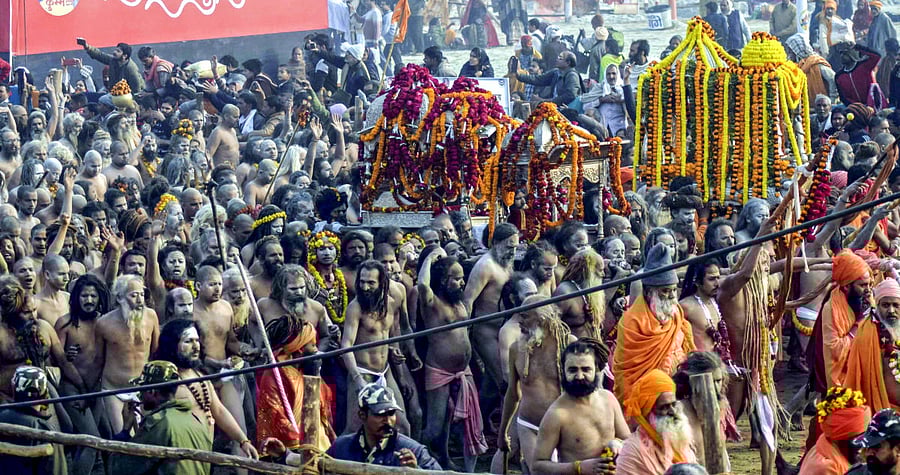 CONFLUENCE OF FAITH Naga babas proceeding for a holy dip at the sangam. PHOTOS BY AUTHORS