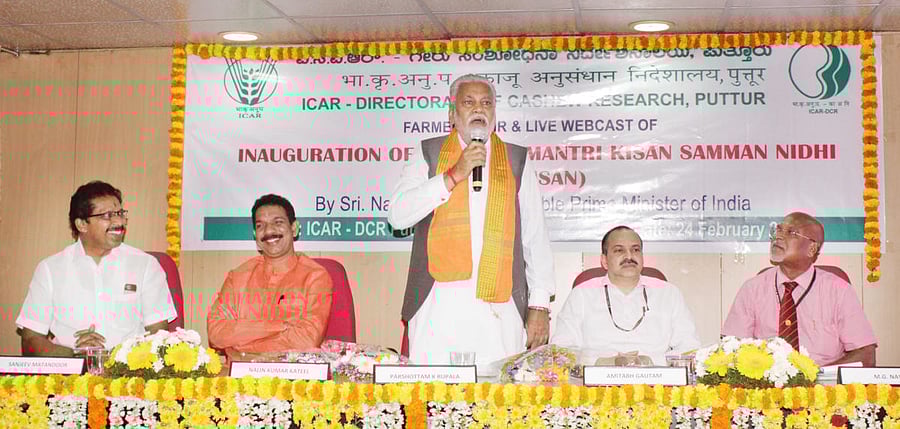 Union Minister of State for Agriculture and Farmers’ Welfare Parshottam Rupala speaks after inaugurating the district-level Kisan Samman Nidhi programme at the ICAR-Directorate of Cashew Research, Puttur, on Sunday.