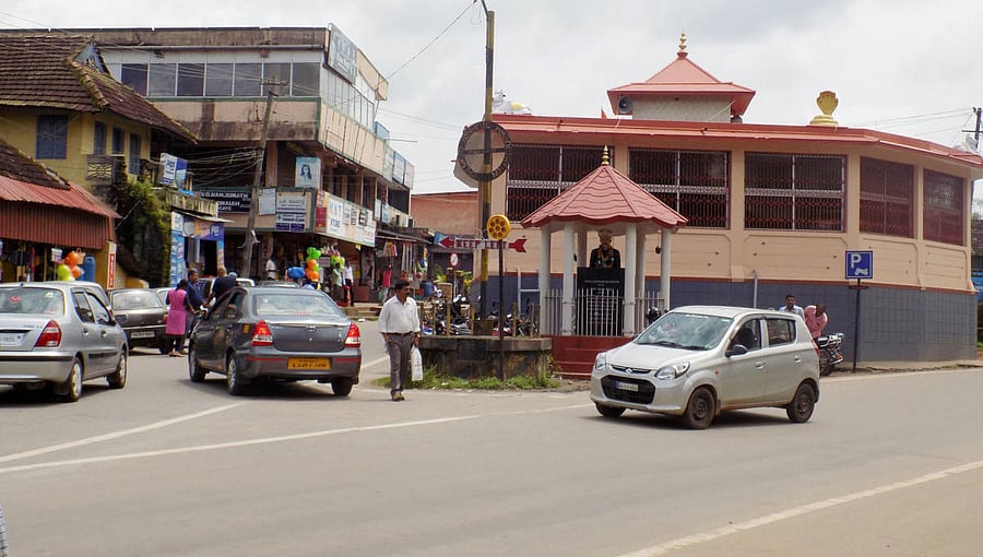 The bust of Deewan Ponnappa and Basaveshwara Temple in the heart of Ponnampet.