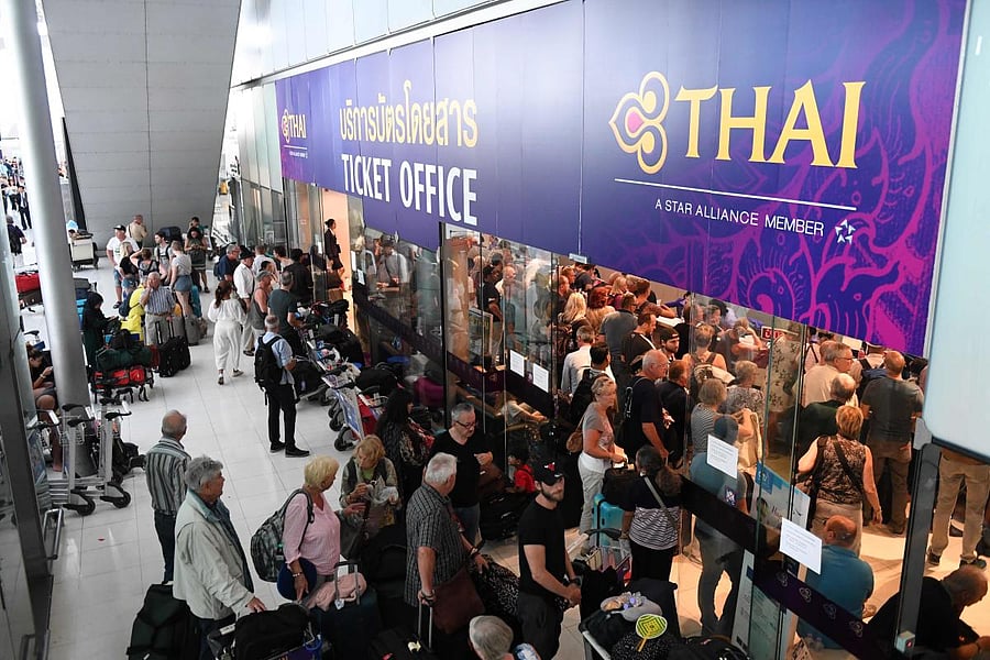 Stranded passengers wait for the Thai Airways ticket counter at the Suvarnabhumi International Airport in Bangkok on February 28, 2019. (AFP Photo)