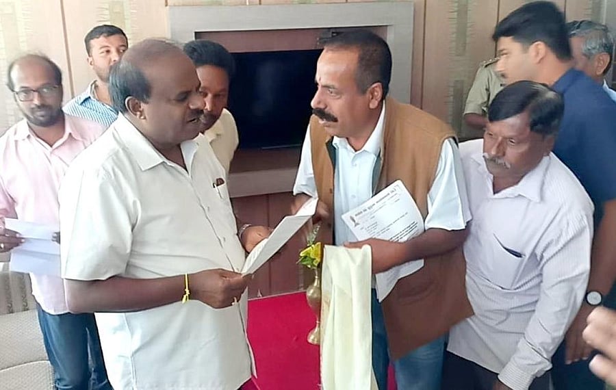 Cauveri Nadi Swachhata Andolana Samithi members submit a memorandum to Chief Minister H D Kumaraswamy in Koppa, requesting him to take measures to conserve River Cauvery.