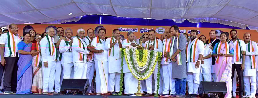 Siddaramaiah, state coalition government’s coordination committee chairperson, inaugurates the Congress Parivarthana Yatre at Adyar near Mangaluru on Wednesday.