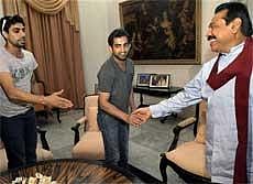 Cricketers Gautam Gambhir and Ashish Nehra meeting Sri Lankan President Mahinda Rajapaksa in Colombo on Monday evening. PTI