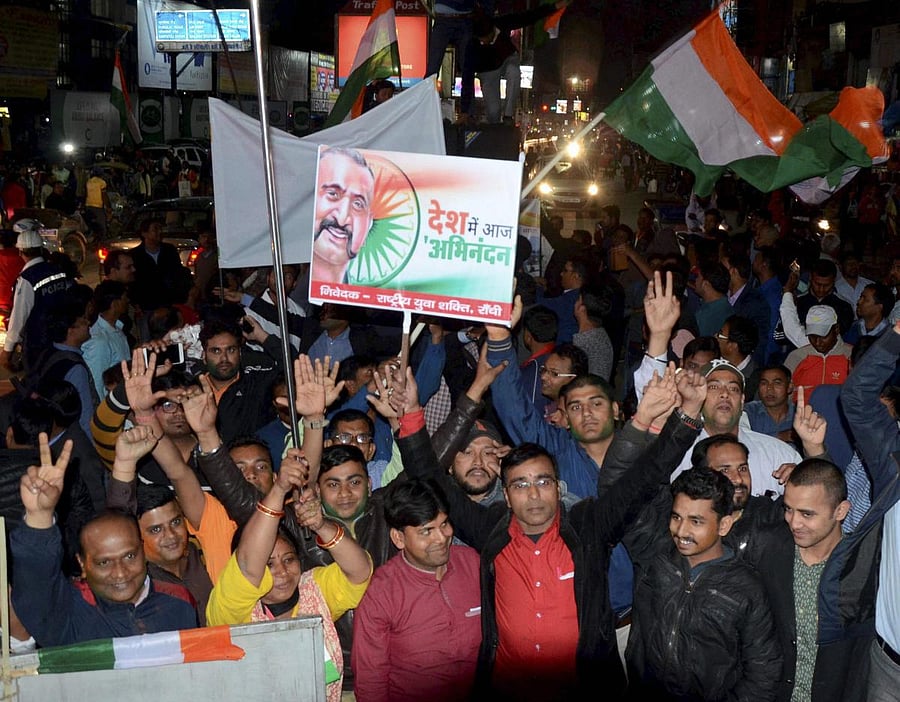 That tremor left two dead in western Mexico, damaged several thousand buildings and sparked panic more than 400 km away in Mexico City.