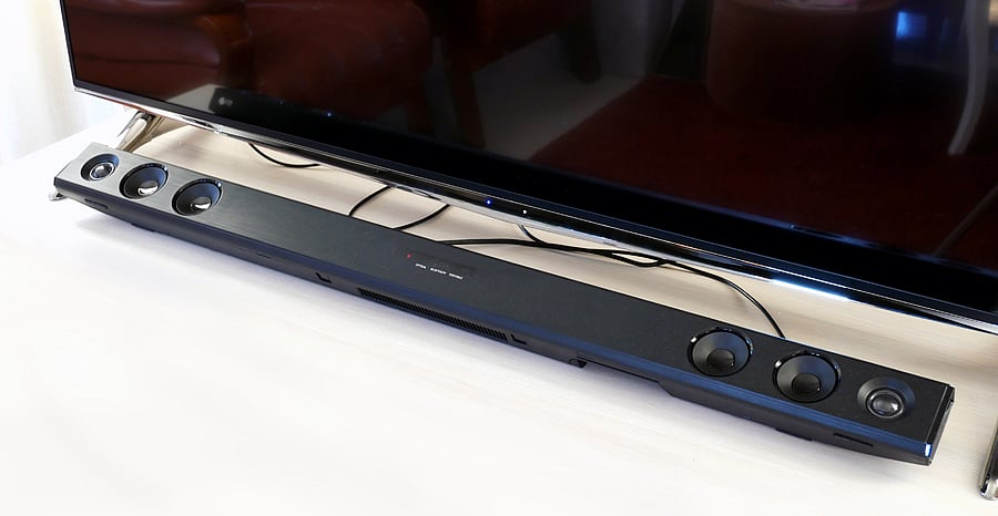 A soundbar connected to a TV set. Picture credit: commons.wikimedia.org/ Santeri Viinamaki