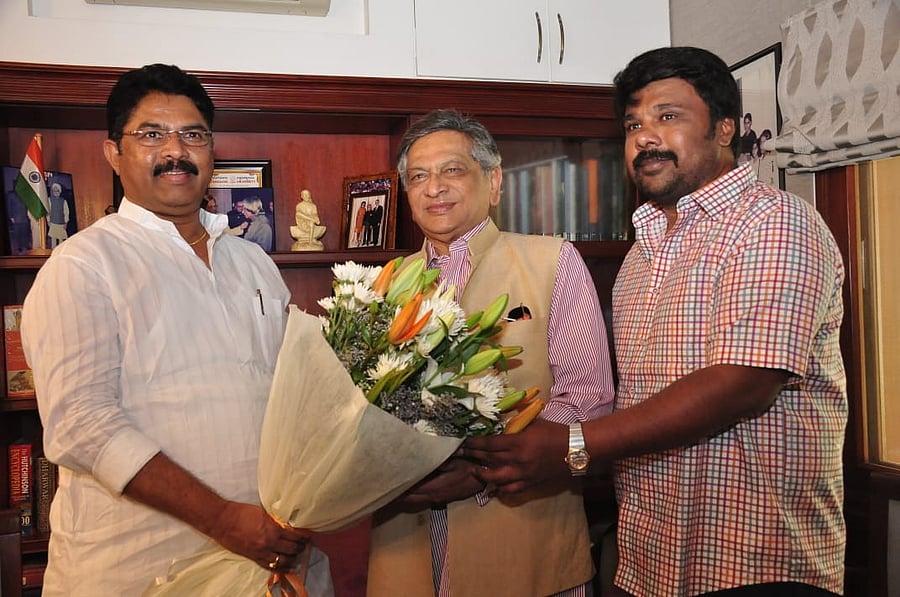 R Ashoka, BJP’s election campaign in-charge, calls on S M Krishna at latter's residence. (Twitter/@RAshokaBJP)