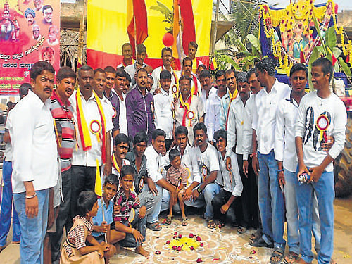 Kadamba Yuvaka Samskrithika mattu Kreeda Sangha celebrates Kannada Rajyothsava at Nehru Circle in Ajjampura on Tuesday. Zilla Panchayat member M Krishnamurthy, Gram Panchayat President Krishnappa, Vice President Savita Rangaswamy and Kadamba Sports Club President Navin look on. DH Photo