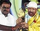 A file photo showing former chief minister H D  Kumaraswamy and Vishnuvardhan.