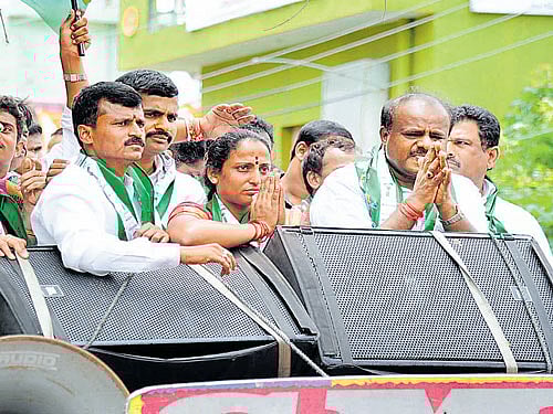 JD(S) leader H D Kumaraswamy campaigns for party  candidate  Manjula Narayanaswami  at Laggere  (Ward No 69 ) on Sunday. DH PHOTO
