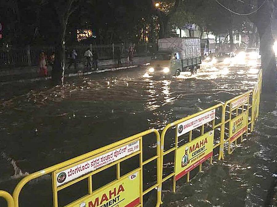 Traffic crawled and thousands of people were stranded in knee-deep water on the city's potholed roads. DH Photo