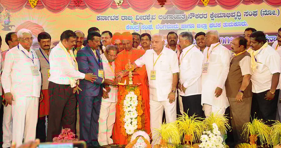 Akhila Bharatha Veerashaiva Mahasabha president Shamanur Shivashankarappa (third from left) and BJP state president B S Yeddyurappa (third from right) held talks at the Siddaganga Mutt in Tumakuru on Sunday night, after participating in a convention of Karnataka State Veerashaiva Lingayat Employees' Welfare Association. DH Photo