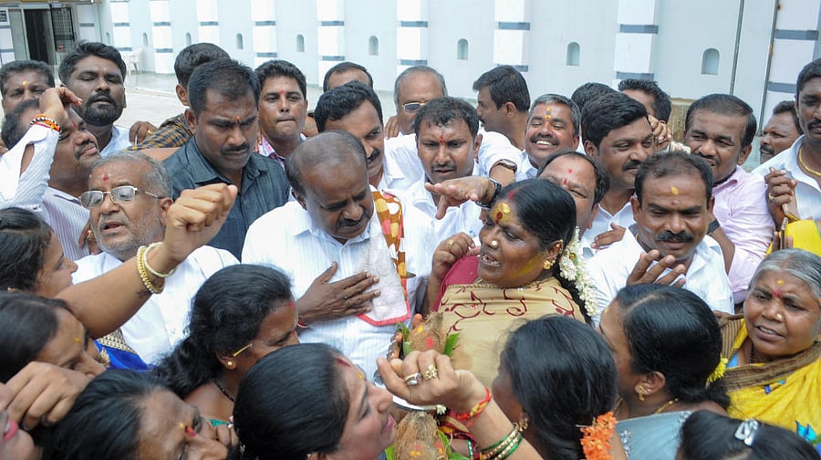 JD(S) state president H D Kumarswamy, MLA G T Devegowda takes out a road show in Hinkal coming under Chamundeshwari Assemble segment, in Mysuru on Saturday. -Photo / DH PV PHOTOS