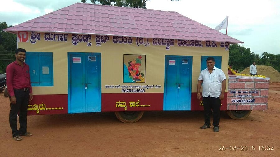 'Ratha' ready for its journey from Bantwal to Bengaluru urging the government to save government schools.