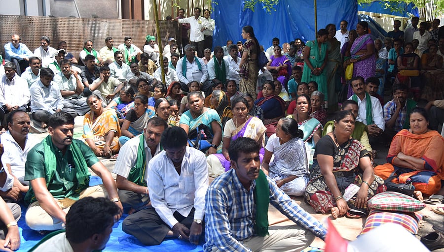 Farmers protest at the BDA head office against the delay in the Peripheral Ring Road (PRR) project in Bengaluru on Wednesday. DH PHOTO/JANARDHAN B K