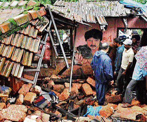death trap:  Four people lost their lives and five were  injured after a house collapsed at Bajpe, near Mangalore on Tuesday. dh photo