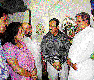 Chief Minister Siddaramaiah meets Shumita Deb, daughter of late Manna Dey, at her residence in Bangalore on Friday. Actor Tara is also seen. DH PHOTO