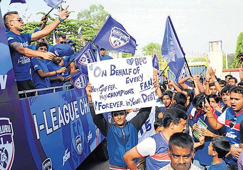 South United's Divakar and Shankar of BFC vie for possession on Monday. DH photo