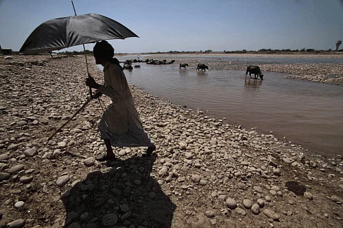Delhiites braved a hot day on Saturday as mercury again soared to 40.6 degree Celsius, one degree above normal while the minimum temperature was recorded at 25.5 degree Celsius, a notch below normal. AP photo