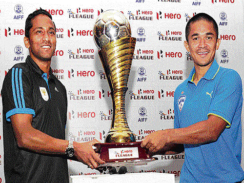 set to cross swords: Dempo skipper Clifford Miranda (left) and his BFC counterpart Sunil Chhetri unveil the I-League trophy. dh photo/ kishor kumar bolar