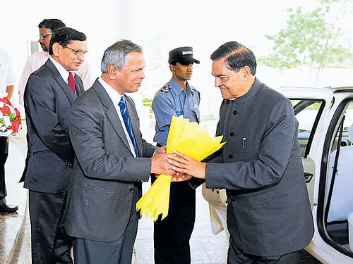 KSOU Vice-chancellor M G Krishnan greets UGC Committee Chairman H P Dixit inMysuru on Friday. Registrar P S Nayak is also seen. DH PHOTO
